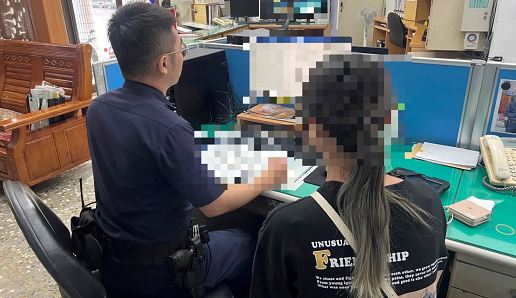 Polisi memberitahukan wanita tersebut tentang langkah-langkah anti-penipuan dan saluran konsultasi penipuan (Gambar/sumber: Situs Web Kepolisian Nasional)